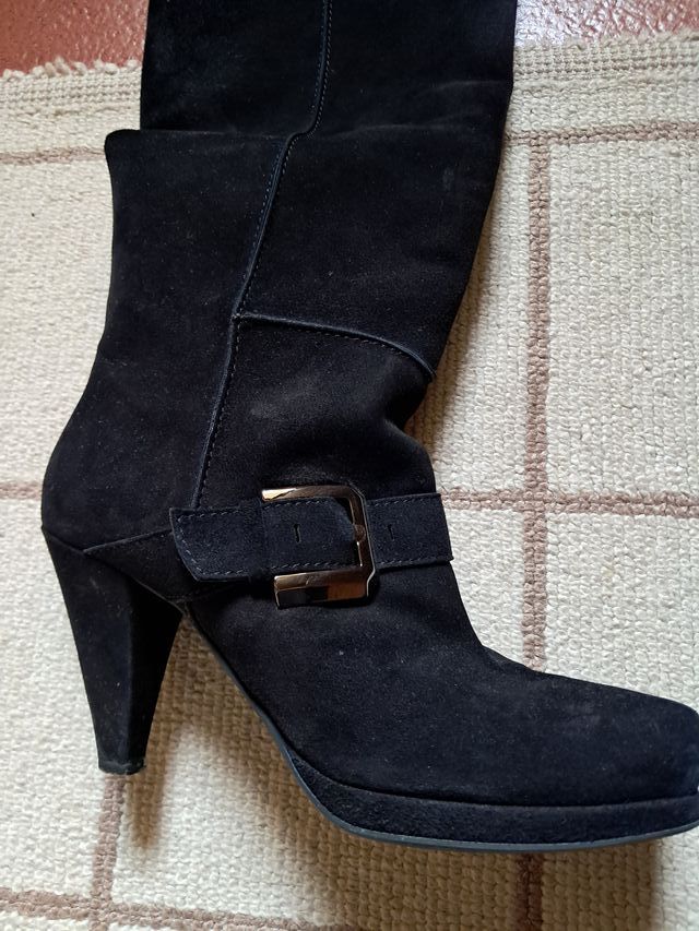 Stivali neri in camoscio con fibbia