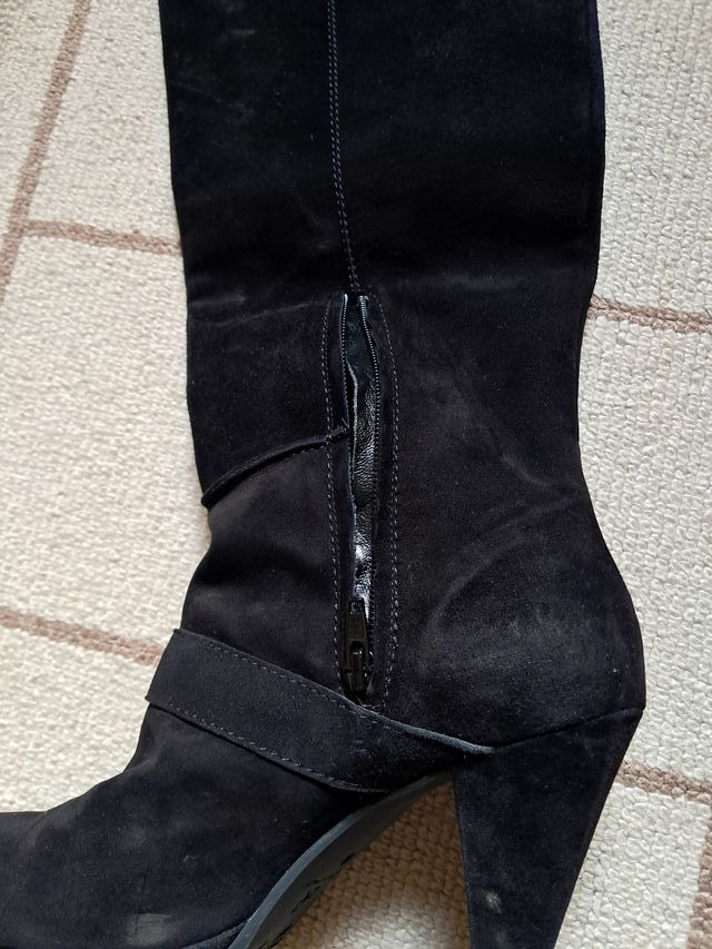 Stivali neri in camoscio con fibbia