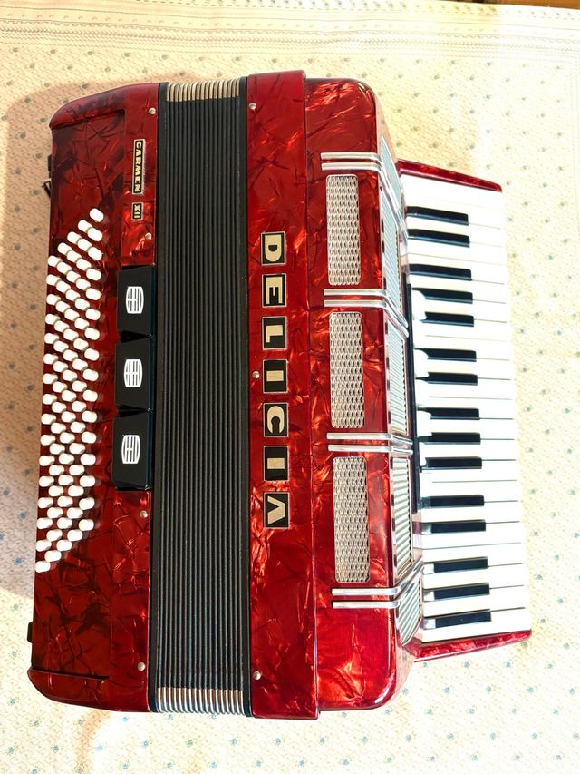 Acordeón Delicia Carmen XII Rojo