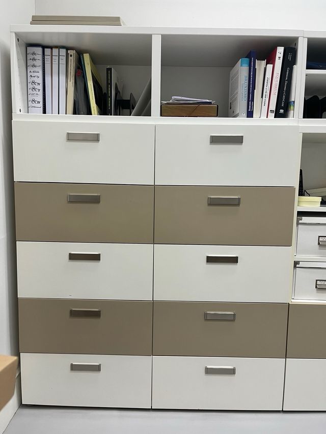 Cajonera de despacho beige y blanco