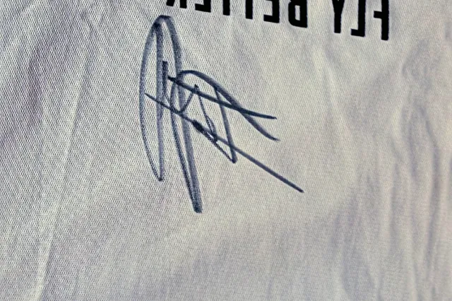 Camiseta R.M. firmada por Eva Navarro