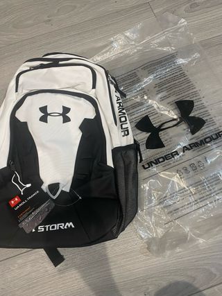 Mochila Under Armour Negra y Blanca Nueva