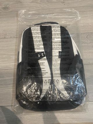 Mochila Under Armour Negra y Blanca Nueva