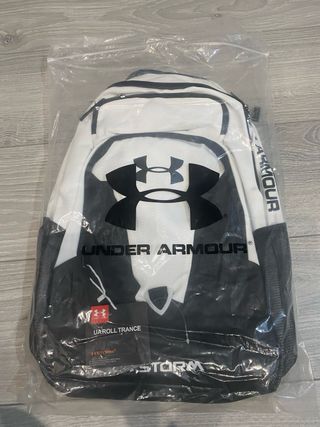 Mochila Under Armour Negra y Blanca Nueva