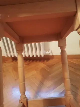 Mesita de noche redonda en forma de mesa camilla