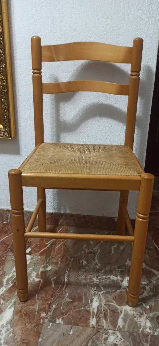 Sillas de madera y ratán