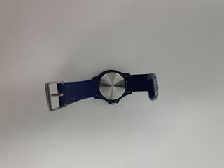 Reloj azul con hebilla plateada