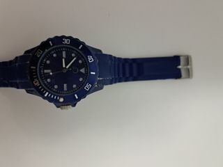 Reloj azul con hebilla plateada