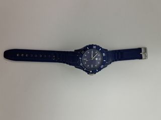 Reloj azul con hebilla plateada