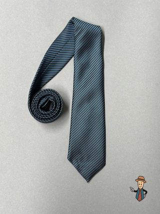 Corbata azul marino con rayas celestes