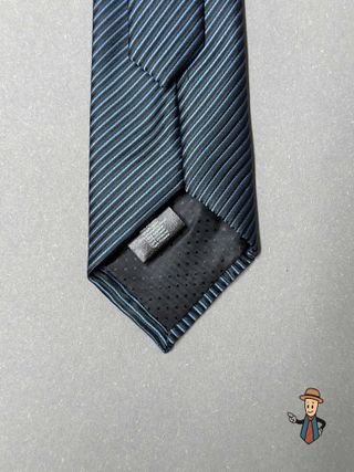 Corbata azul marino con rayas celestes