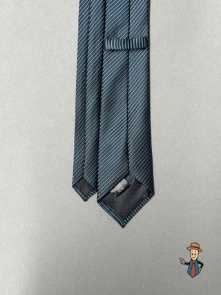 Corbata azul marino con rayas celestes