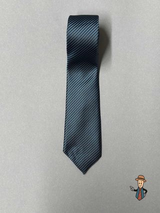 Corbata azul marino con rayas celestes