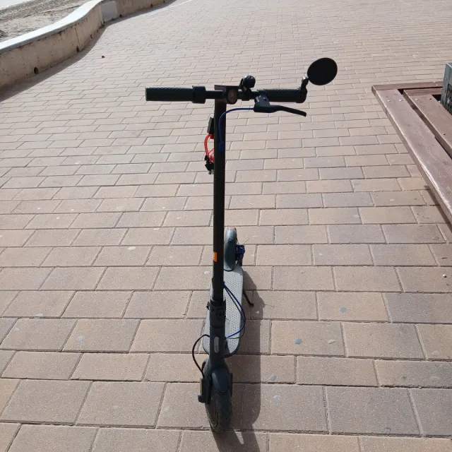 Monopattino elettrico con caricabatterie