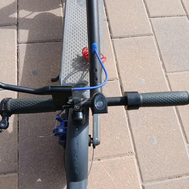 Monopattino elettrico con caricabatterie