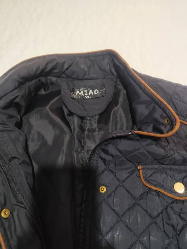Chaquetón acolchado negro con detalles marrones