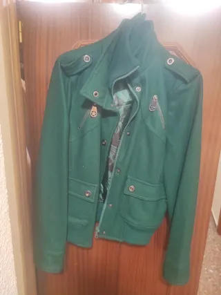Chaqueta cazadora verde militar.