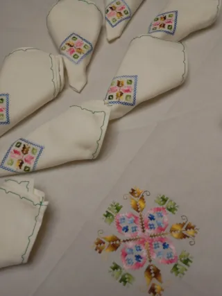 Mantelería bordada a mano Lagartera