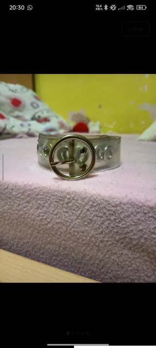 Cinturón transparente con hebilla metálica