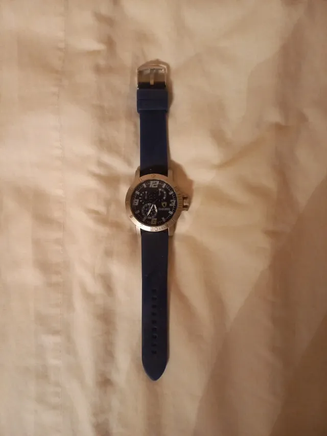 Reloj de pulsera plateado y azul