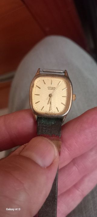 Reloj Citizen Quartz Dorado Mujer