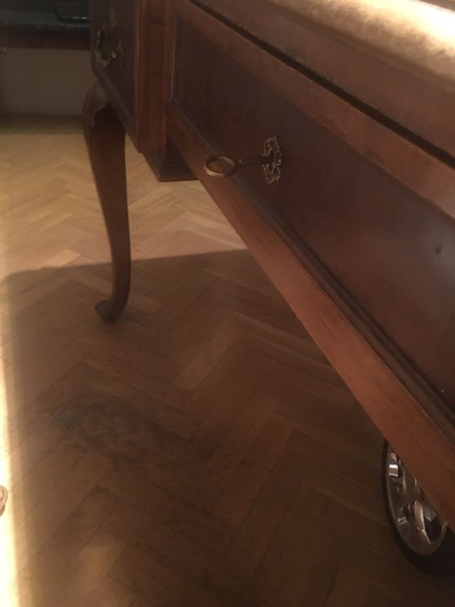 Tavolo da ufficio in legno.