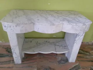 Mesa de mármol con estante