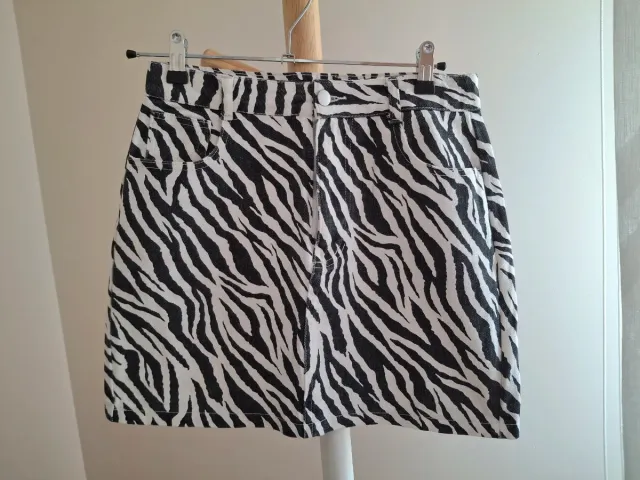 Falda corta con estampado de cebra
