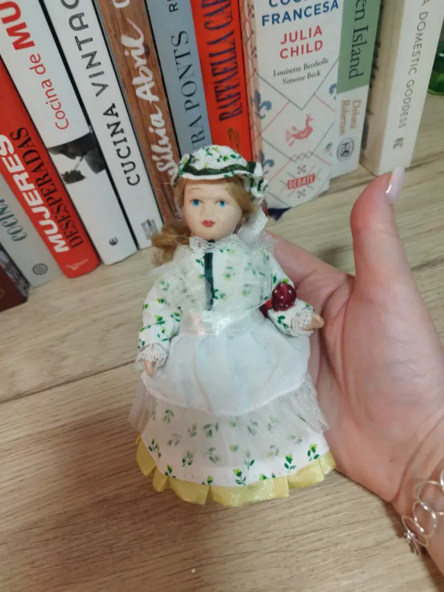 Muñeca de cerámica con vestido costurera