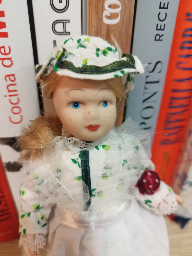 Muñeca de cerámica con vestido costurera