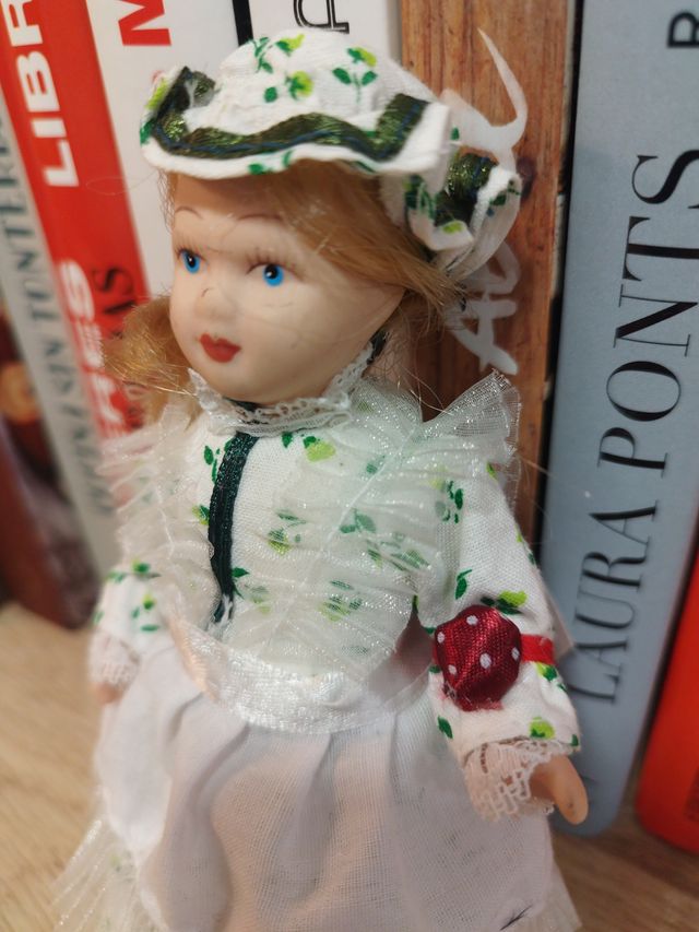 Muñeca de cerámica con vestido costurera