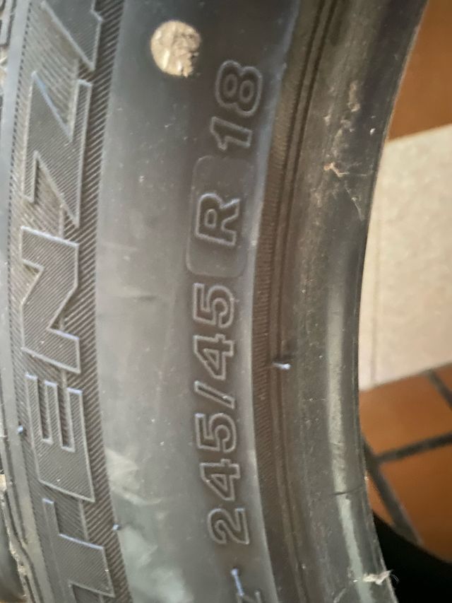 Neumático 245/45 R18