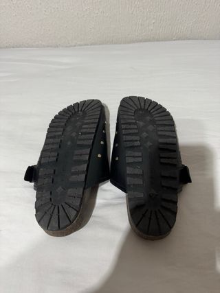 Zuecos negros Stradivarius