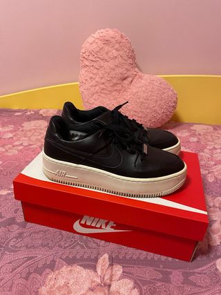 Nike Air Force 1 Sage negras