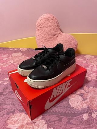 Nike Air Force 1 Sage negras