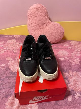 Nike Air Force 1 Sage negras