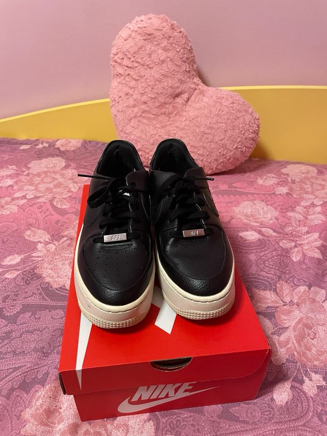 Nike Air Force 1 Sage negras