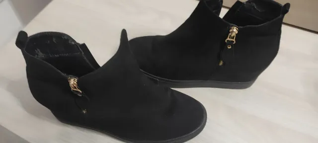 Stivaletti donna neri con zip