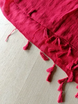 Pañuelo rojo con borlas 85x200 cm