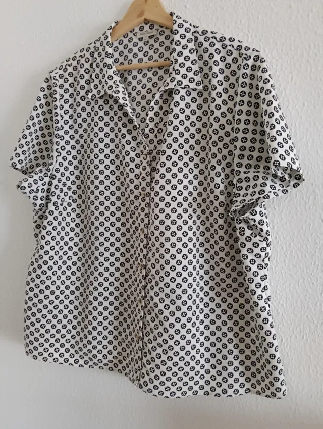 Blusa blanca con topos negros Talla 56