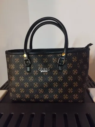 Borsa a mano Guess monogramma marrone nero