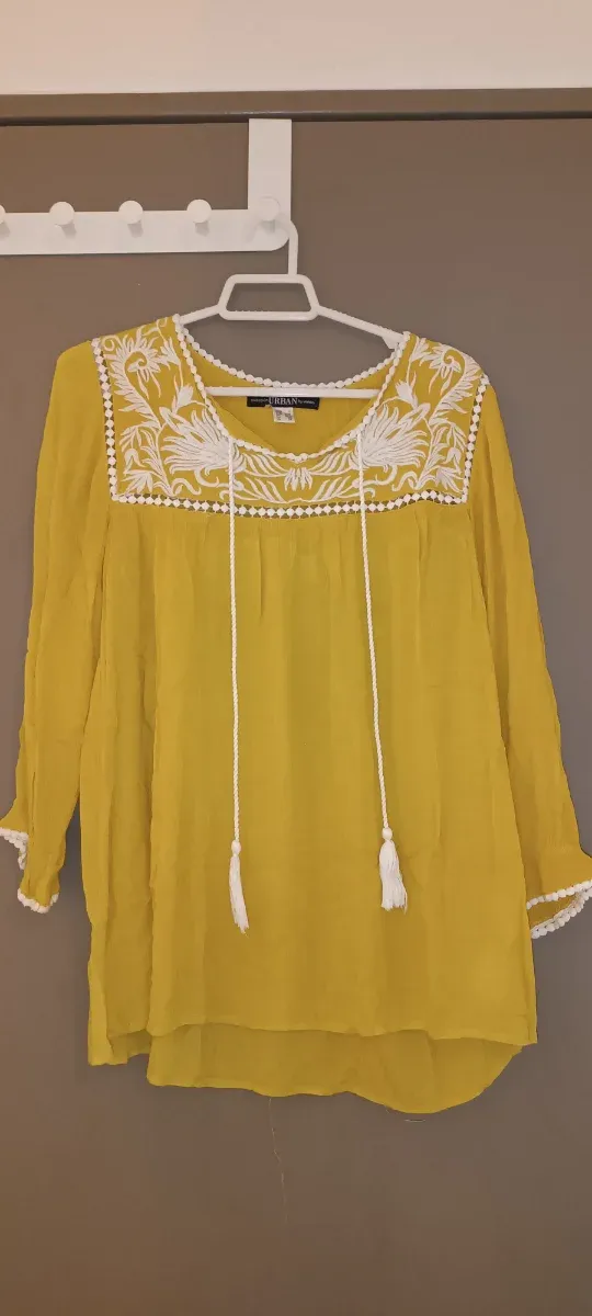 Blusa mostaza bordada