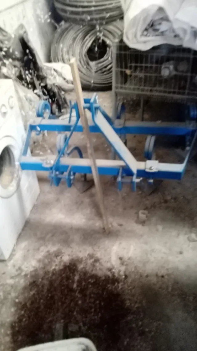 Cultivador agrícola azul