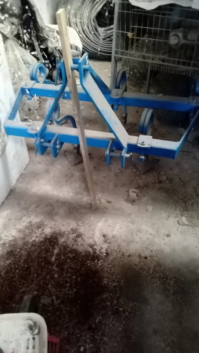 Cultivador agrícola azul