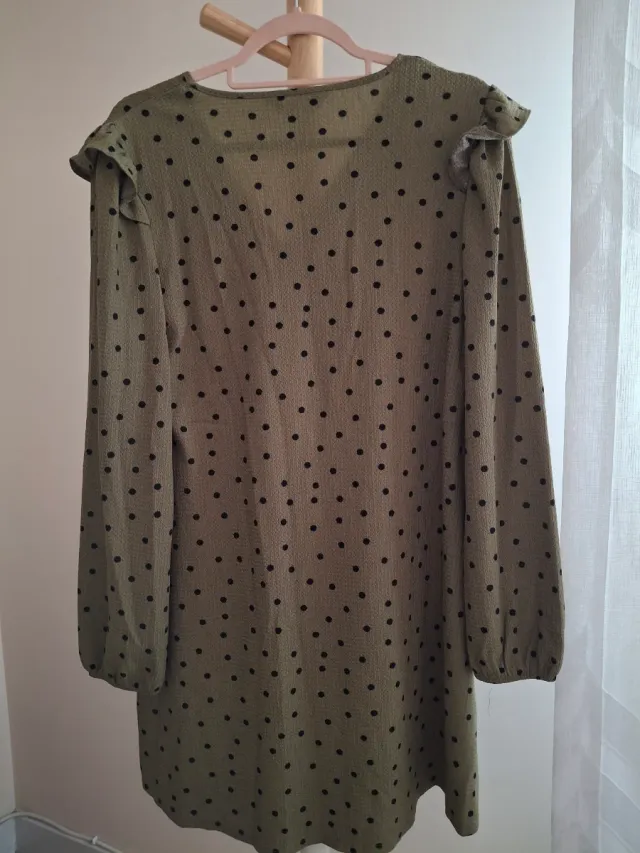 Vestido verde con lunares negros