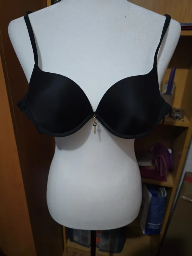 Reggiseno nero con pendente
