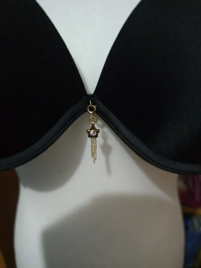 Reggiseno nero con pendente