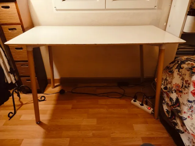 Mesa de escritorio blanca y madera