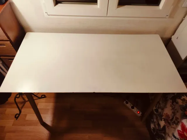 Mesa de escritorio blanca y madera