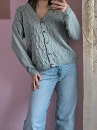 Cardigan azzurro con trecce
